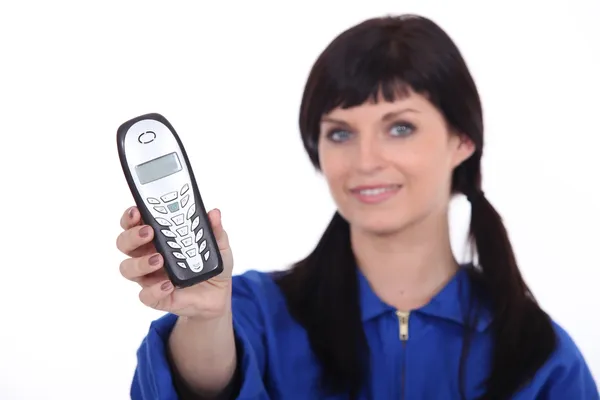 Mulher com tranças mostrando telefone — Fotografia de Stock
