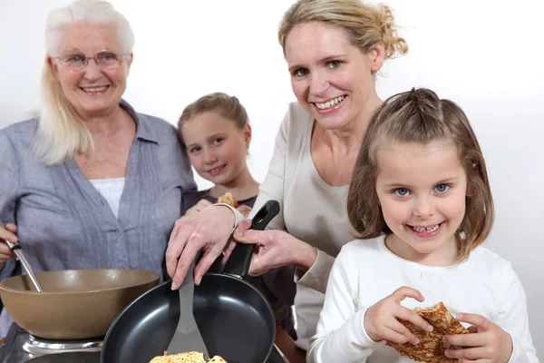 Tres generaciones cocinando panqueques — Foto de Stock