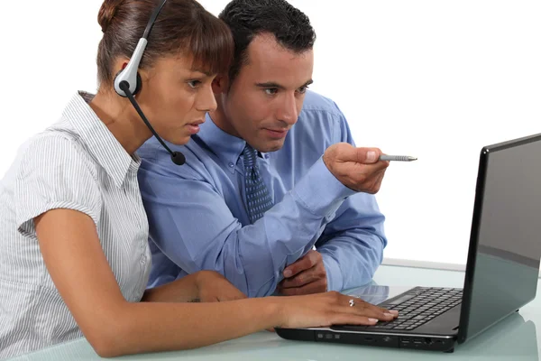 Twee bureaucollega's op zoek naar een laptop — Stockfoto