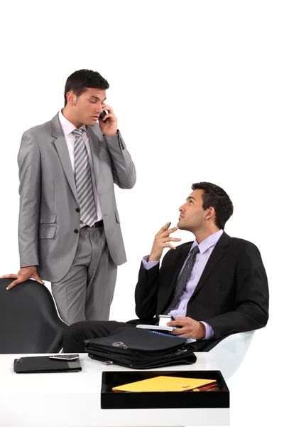 Les hommes d'affaires attendent patiemment que leur client arrive à une réunion — Photo