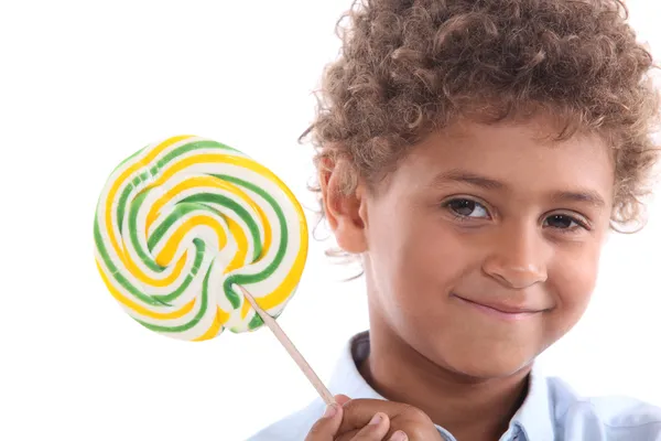 Liten pojke anläggning lollipop — Stockfoto