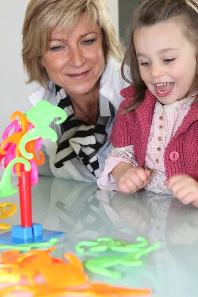 Mor och dotter som spelar ett spel — Stockfoto