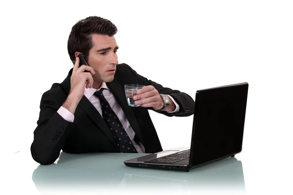Uomo d'affari multitasking — Foto Stock