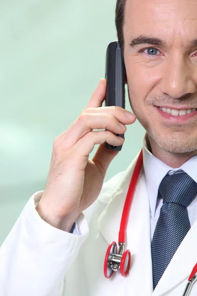 Médico dando boas notícias pelo telefone — Fotografia de Stock