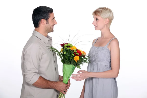Муж дарит жене цветы — стоковое фото