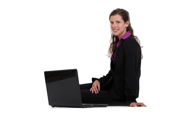 Onu laptop ile katta oturan iş kadını — Stok fotoğraf