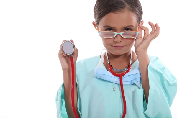 Ребенок в взрослых больничных халатах, очках и стетоскопе — стоковое фото