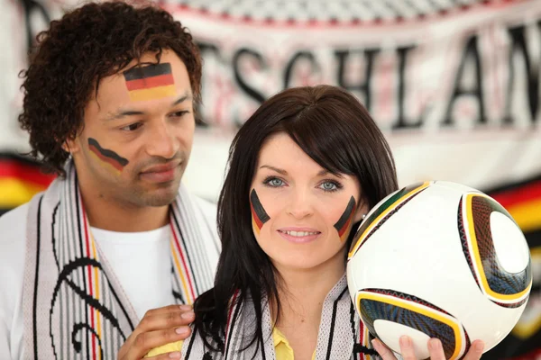 Casal alemão apoiando sua equipe de futebol — Fotografia de Stock