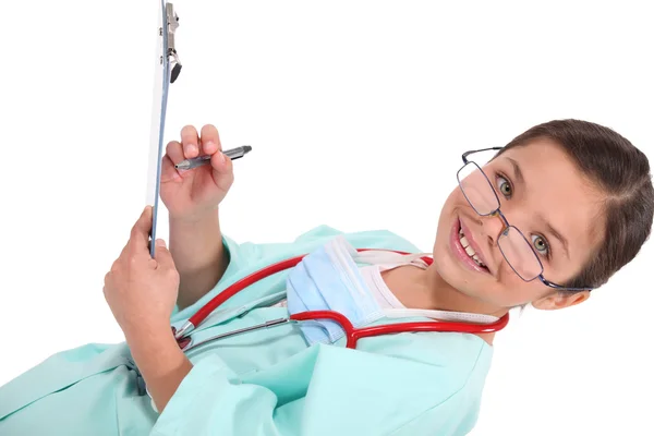 Молодая девушка, одетая как врач — стоковое фото