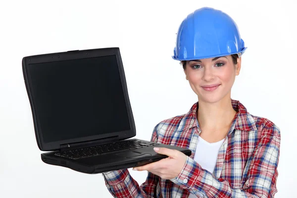 Kadın yüklenici holding laptop — Stok fotoğraf