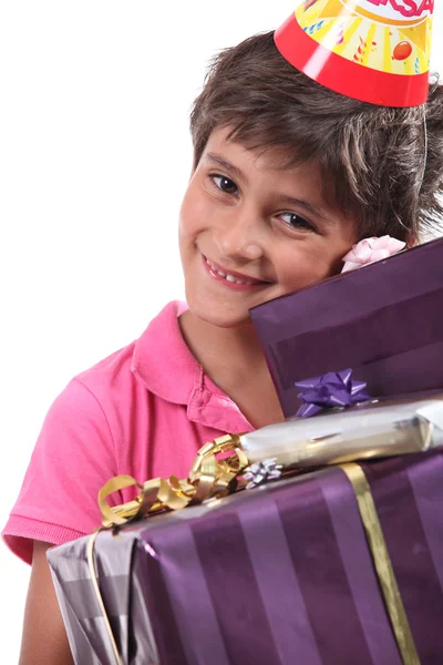 Дитина з подарунками на день народження — стокове фото