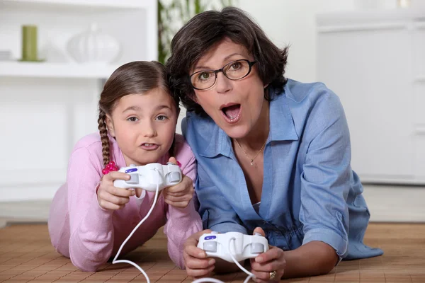 Moeder spelen vide-games met dochter — Stockfoto