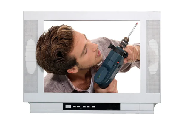 Homem perfuração dentro de televisão — Fotografia de Stock