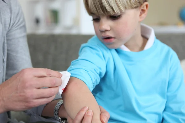 Little boy with grazed elbow — Stock Photo, Image