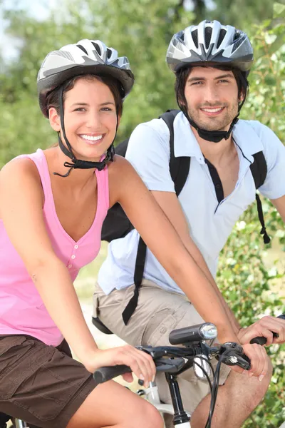 Couple riding bikes — Stock Photo, Image