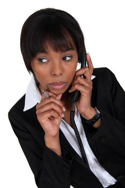Γυναίκα προσοχή κατά τη διάρκεια τηλεφωνικής κλήσης — Φωτογραφία Αρχείου