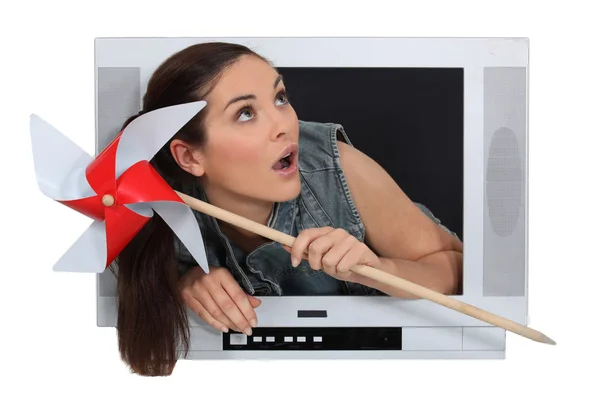 Vrouw overschrijding van tv-scherm — Stockfoto
