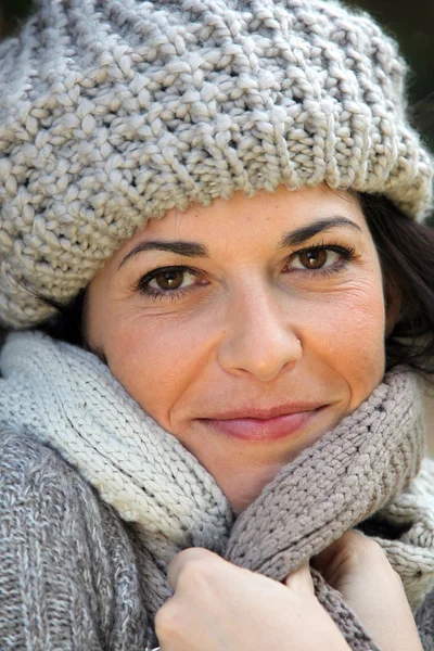 Femme enveloppée dans un foulard et un chapeau — Photo