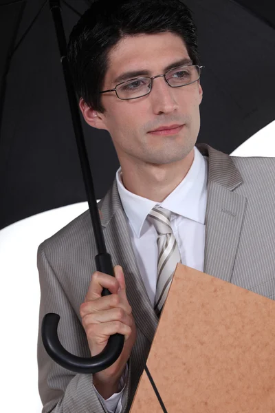 Homme d'affaires avec dossier à l'abri de la pluie — Photo