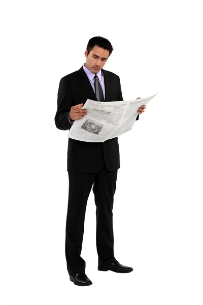 Affärsman stod läser tidningen — Stockfoto