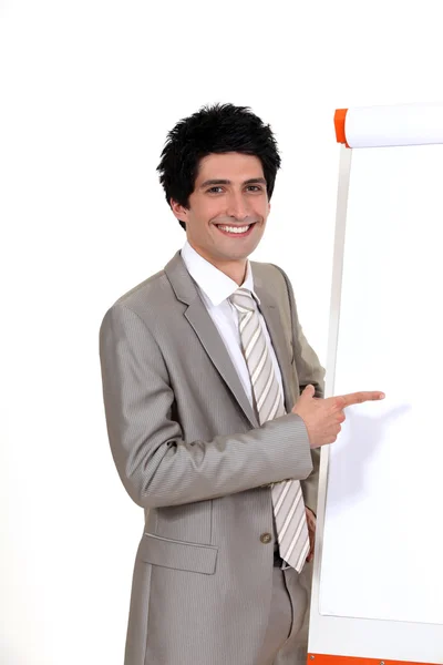 Biznesmen, wskazując na tablicę typu flip chart — Zdjęcie stockowe