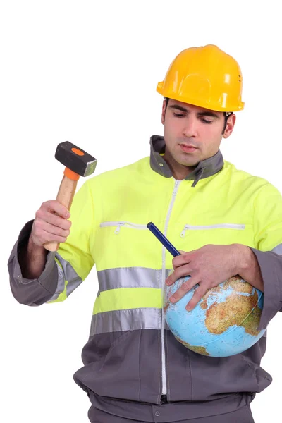 Mann mit Hammer und Meißel auf Erdkugel — Stockfoto