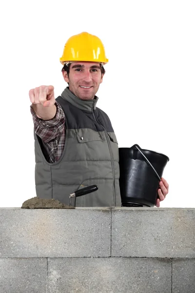 あなたを指している幸せの石大工 — ストック写真