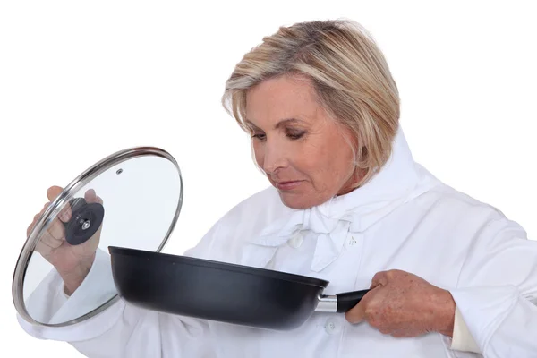 Chef-kok ruiken een pan — Stockfoto