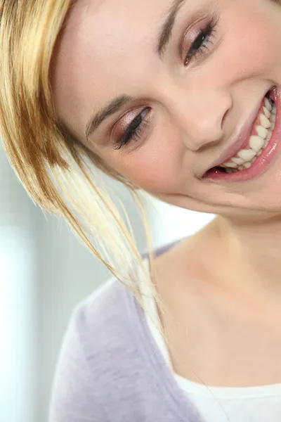 Close-up shot of a smiling woman — Stock Photo, Image