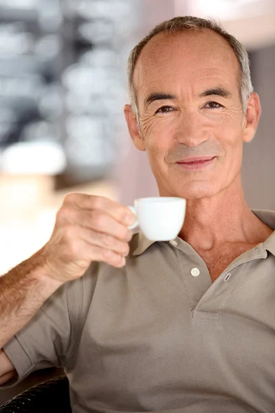 Człowiek z filiżanką kawy — Zdjęcie stockowe