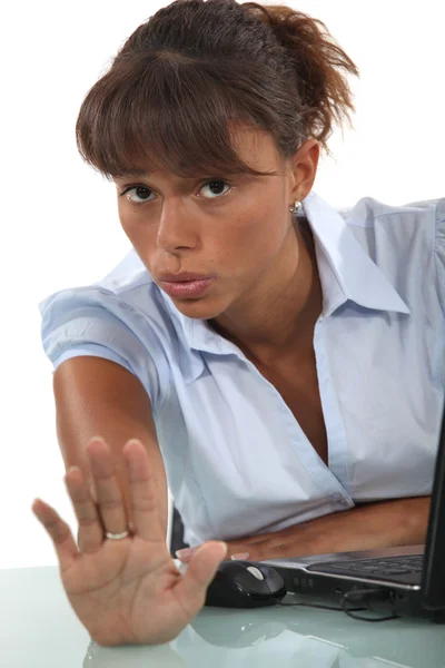 Frau macht mit der Hand ein Stoppschild — Stockfoto