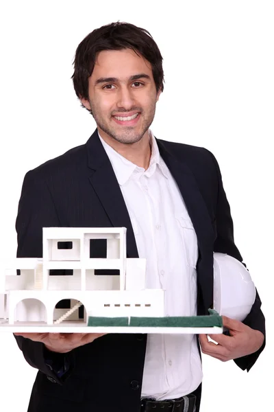 Arkitekten hålla skalenlig modell av bostäder — Stockfoto