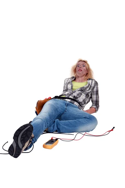 En chockad kvinnliga elektriker. — Stockfoto