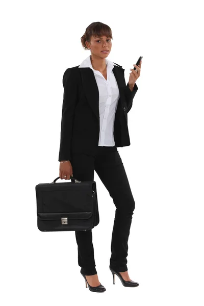 Бизнесмен с портфелем и мобильным телефоном — стоковое фото