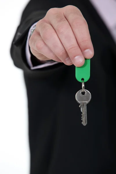 Μια περικομμένη εικόνα ενός επιχειρηματία, παραδίδοντας ένα κλειδί. — Φωτογραφία Αρχείου