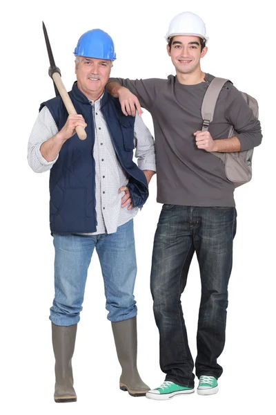Mladí a starší stavební dělníci — Stock fotografie