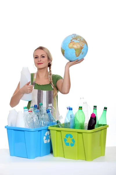 Γυναίκα ανακύκλωση πλαστικών μπουκαλιών για την προστασία του πλανήτη γη — Φωτογραφία Αρχείου