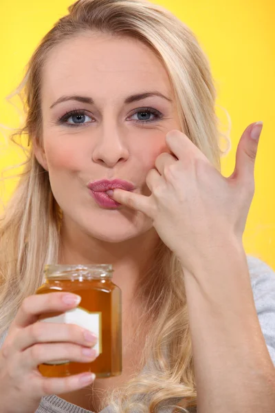 Kvinnan suger hennes finger — Stockfoto