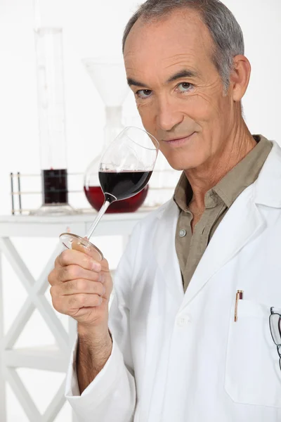 Winemaker tasting wine — Stock Photo, Image