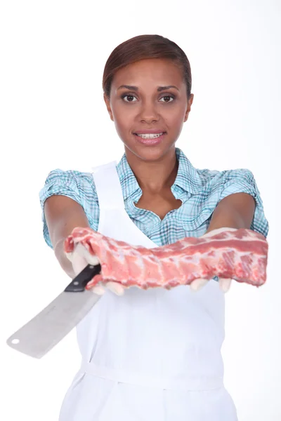 Vrouwelijke slager houden ruwe voldoen aan — Stockfoto