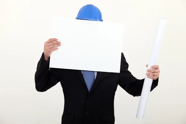 Homem com capacete coberto com cartaz branco — Fotografia de Stock