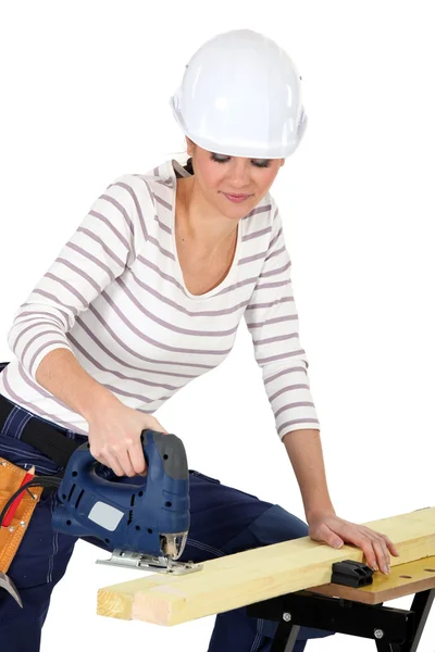 Çekici genç kadın marangoz zımpara makinesi kullanma — Stok fotoğraf