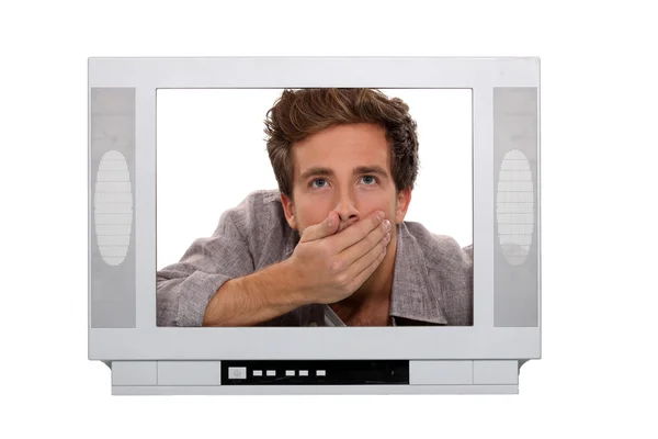 Hombre jadeando dentro de una pantalla de TV — Foto de Stock