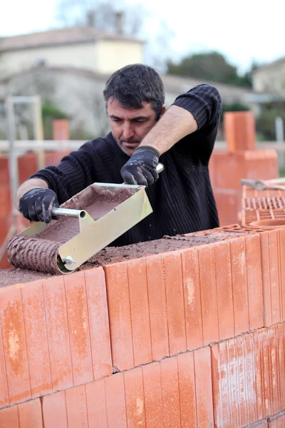 Builder laying blocks — Stock Photo, Image