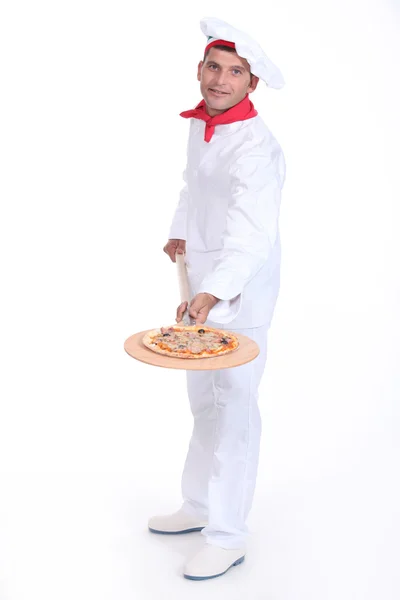 Виробник піци, що показує свою піцу — стокове фото