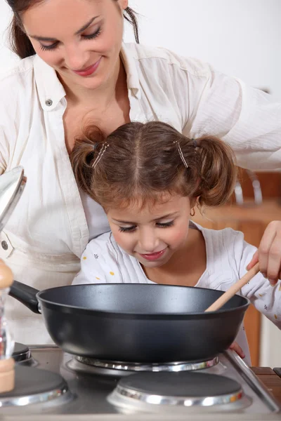 Anne kızı ile pişirme — Stok fotoğraf