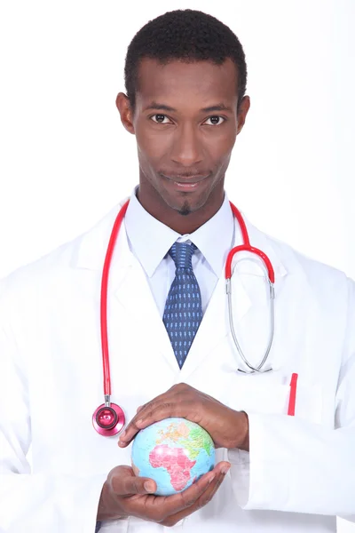 Docteur tenant un globe — Photo