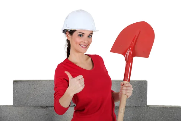 Un muratore femminile con una pala . — Foto Stock