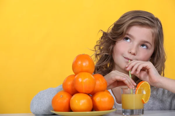 오렌지 주스를 마시는 소녀 — 스톡 사진