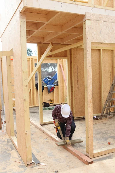 Bauarbeiter arbeitet an einer Holzkonstruktion — Stockfoto